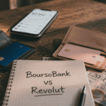 boursorama ou revolut cartes bancaires et devises sur table